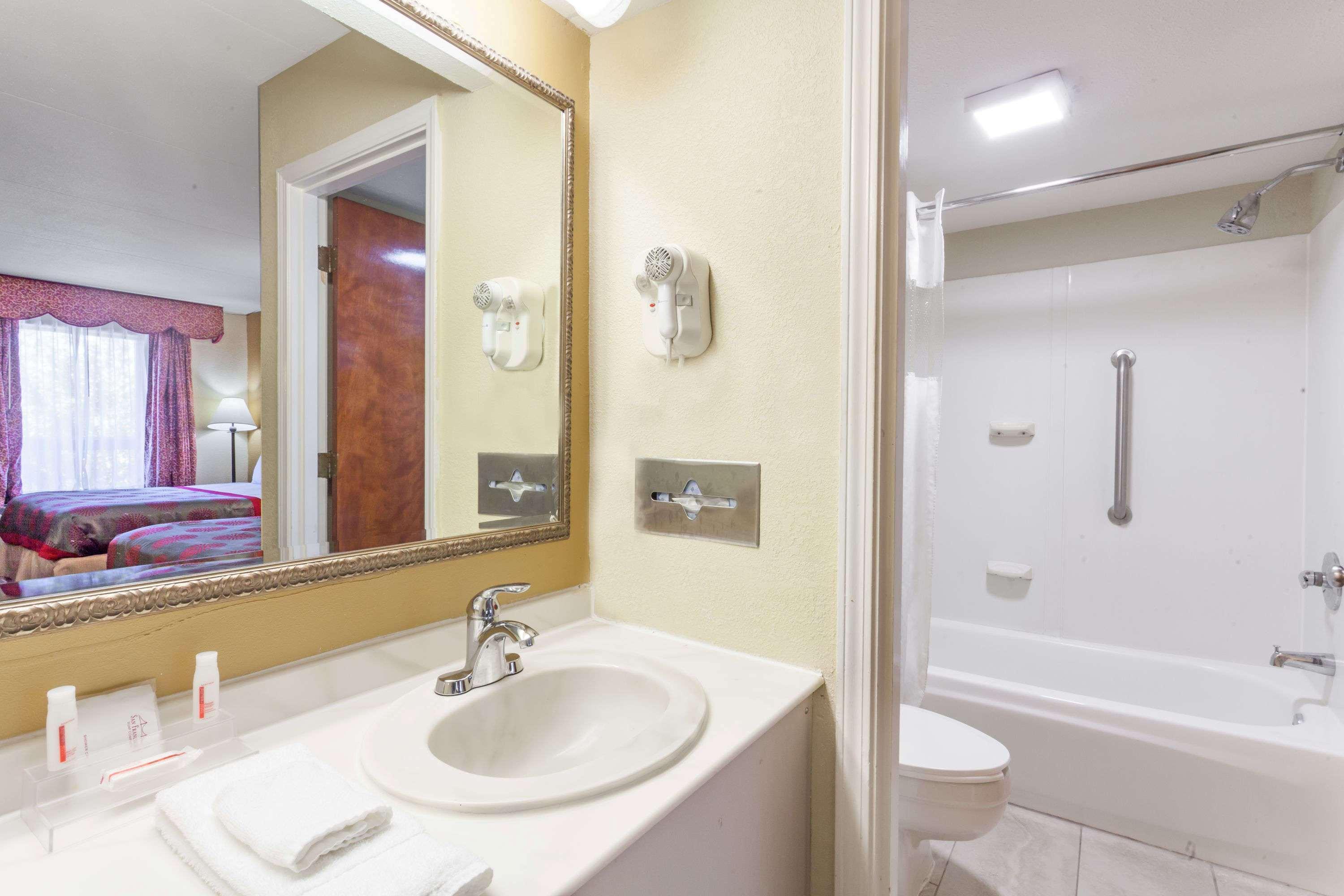 Ramada By Wyndham Lebanon Hotel Kültér fotó